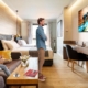 Familie im Hotelzimmer beim Fernsehen mit Philips Display