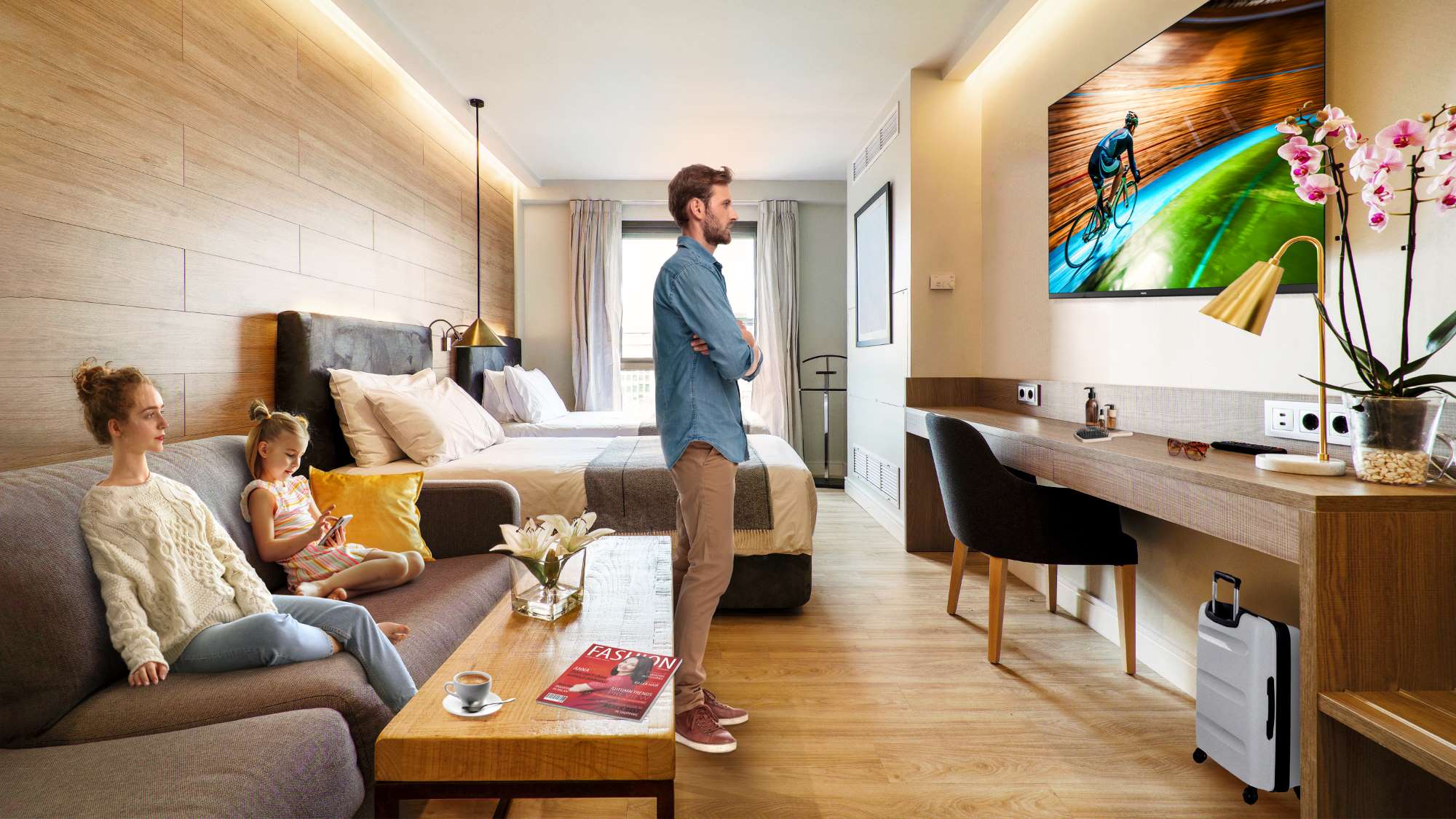 Familie im Hotelzimmer beim Fernsehen mit Philips Display